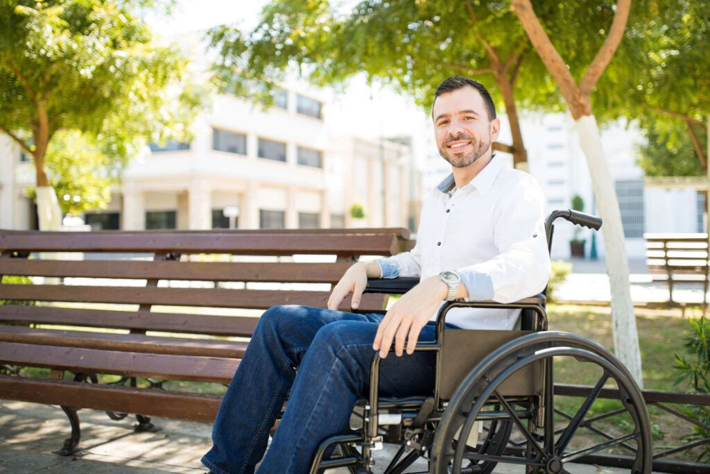 אדם בעל מוגבלות פיזית יושב בכיסא גלגלים